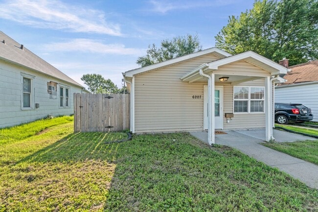 Building Photo - Cute Two Bedroom Home