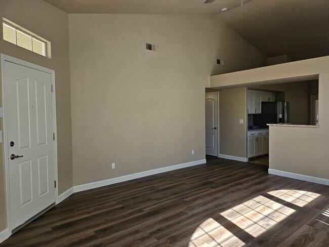 Foto del edificio - Completely remodeled home at Maple & Inter...