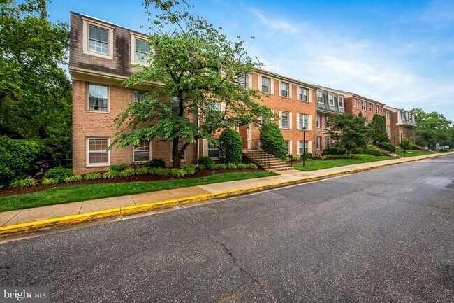 Foto del edificio - 6004 Westchester Park Dr