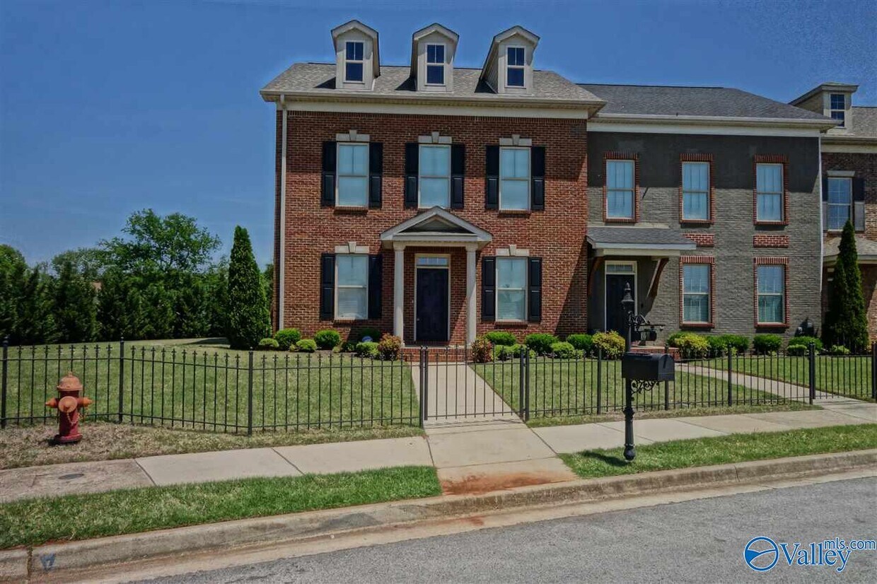 Primary Photo - 120 Park Square Ln