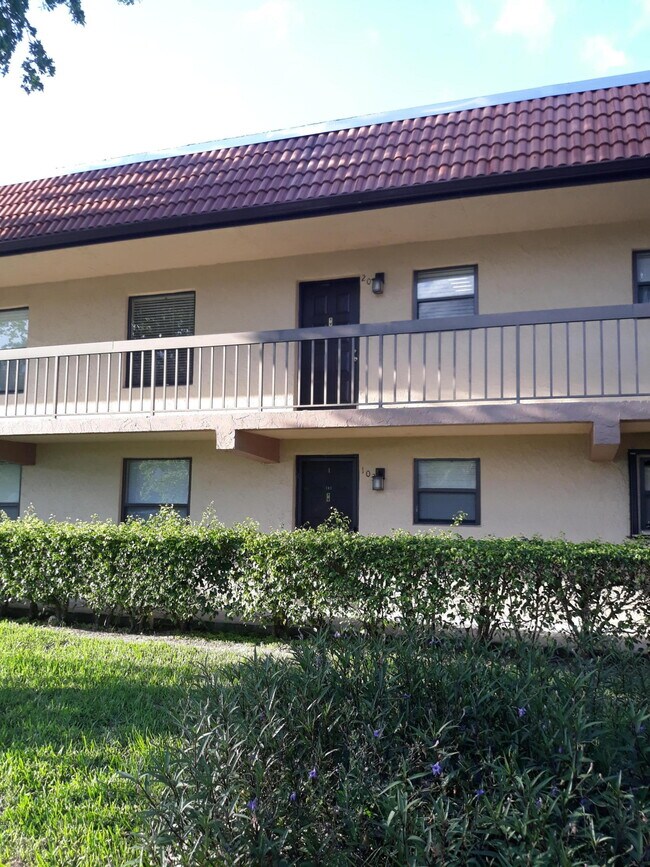 Building Photo - 21909 Lake Forest Cir