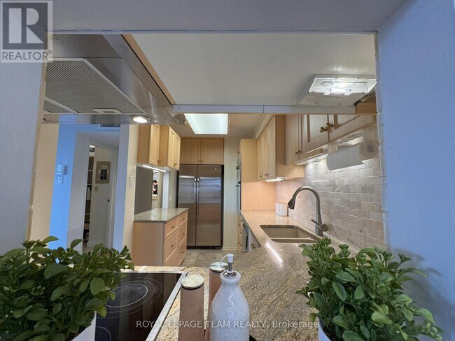 Building Photo - 470 Laurier Ave W