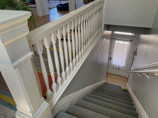 Building Photo - Top Floor Recently Remodeled 2 Bed + Sunro...