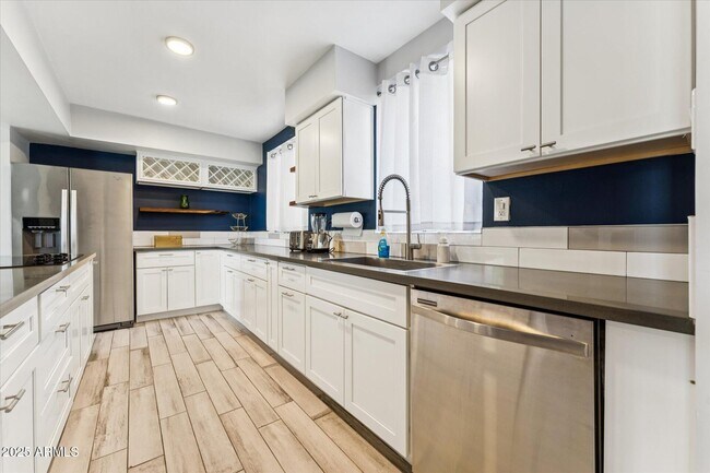 Foto del edificio - 3242 E Camelback Rd