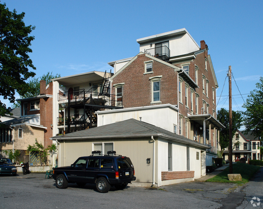 Building Photo - 176 Main St