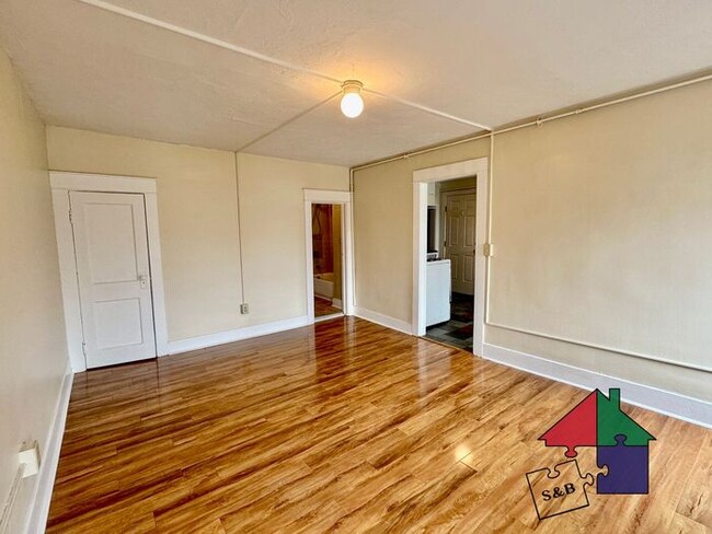 Photo - Amazing Two Bedroom in Burlington - $500 OFF FIRST MONTHS RENT WHEN YOU SIGN A LEASE BY 10/15! House