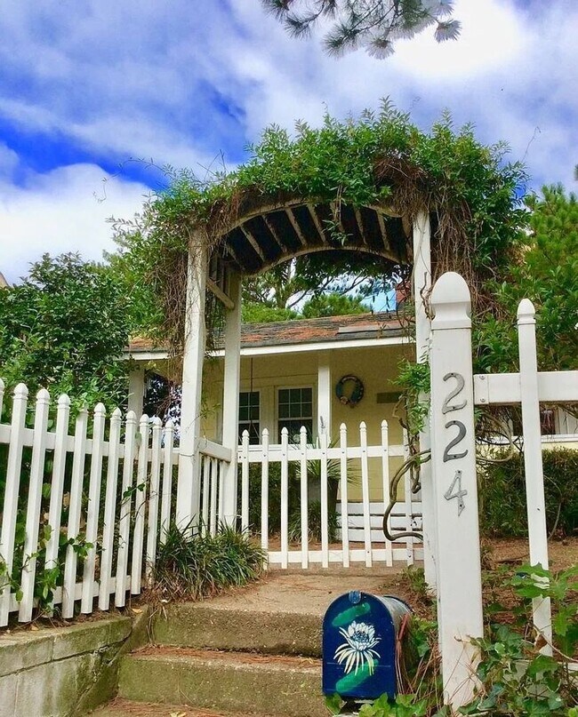 Foto del edificio - Charming 2-Bedroom 1 Bathroom Home located...