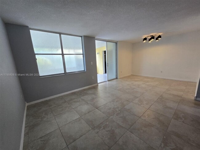 Foto del edificio - 1182 W 37th Terrace