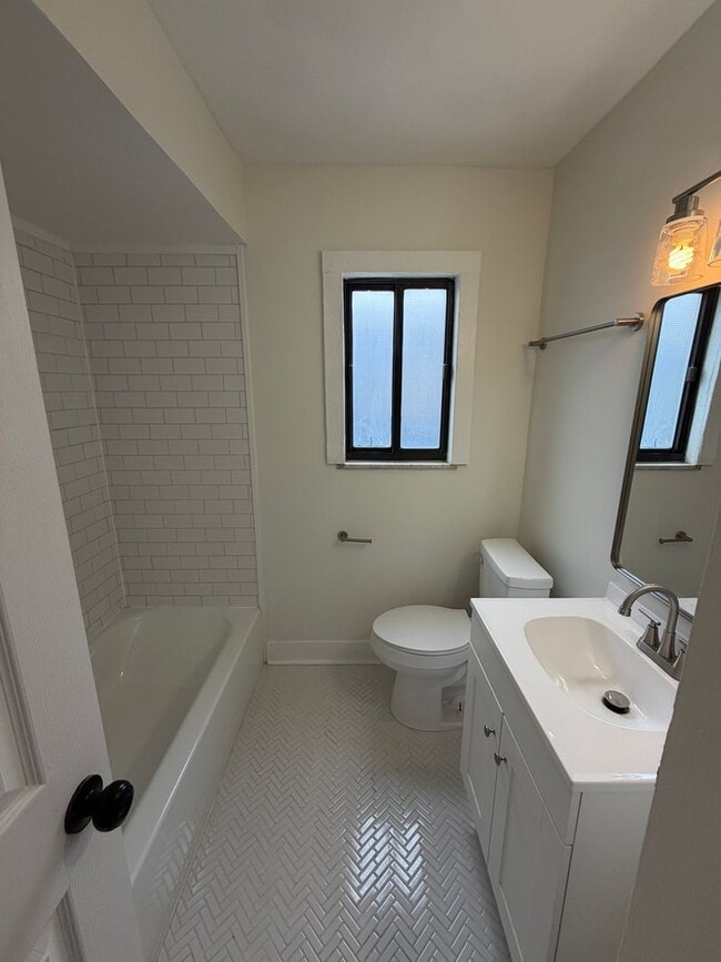 Building Photo - 1500 E 25th Ave