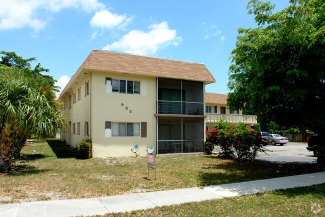Building Photo - 932 W Kalmia Dr
