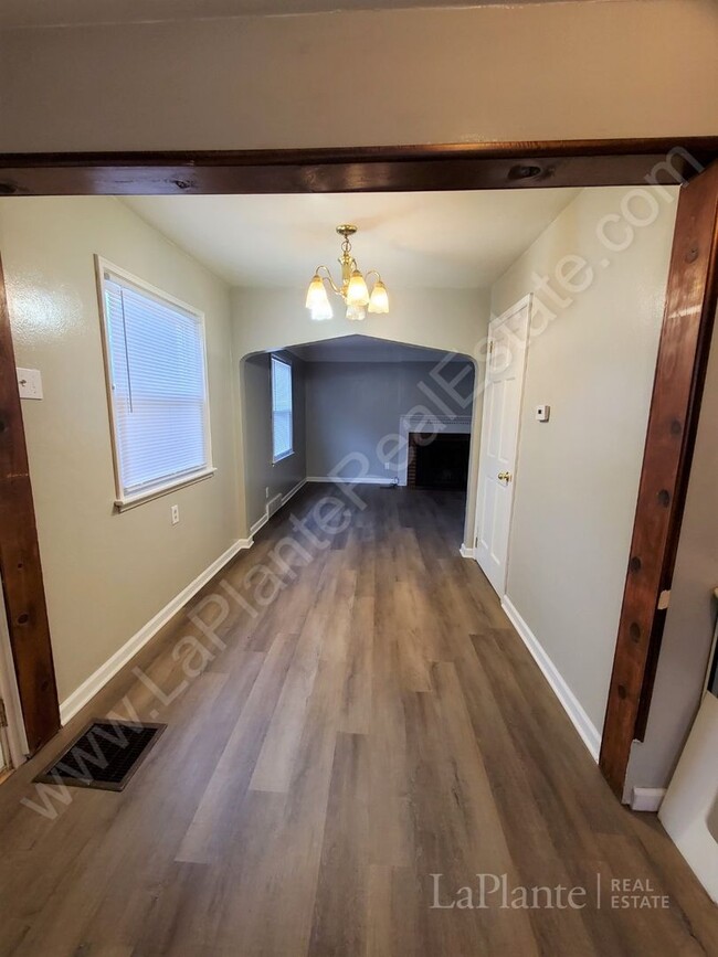 Building Photo - Cute 2 bedroom, 1 bath home on a corner lo...