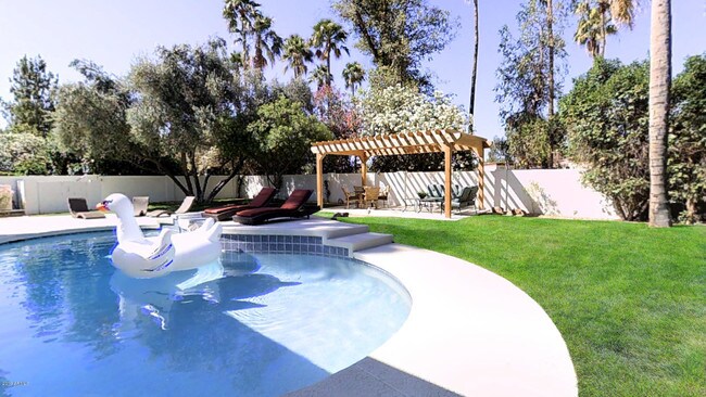 Foto del edificio - 7619 E Charter Oak Rd