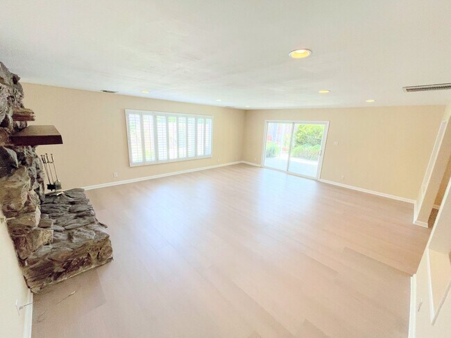 Foto del edificio - LARGE West Hills move in ready home! 3bd/2...
