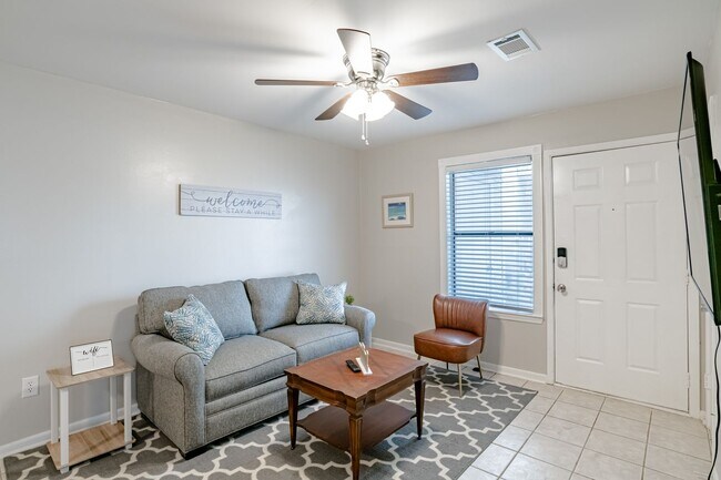 Foto del edificio - Centrally Located 1 Bed/1 Bath Coastal Condo