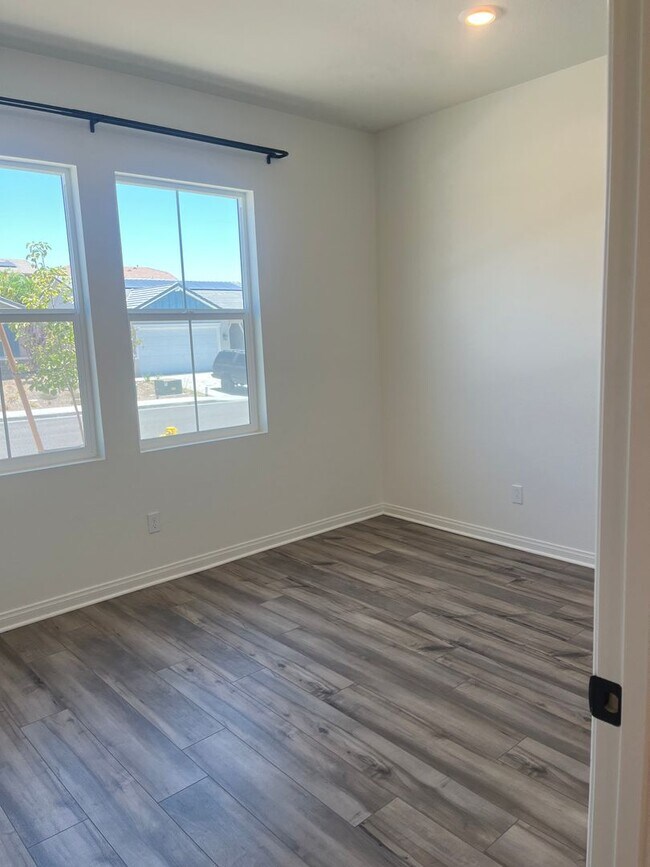 Building Photo - Lake Elsinore 5 Bedroom