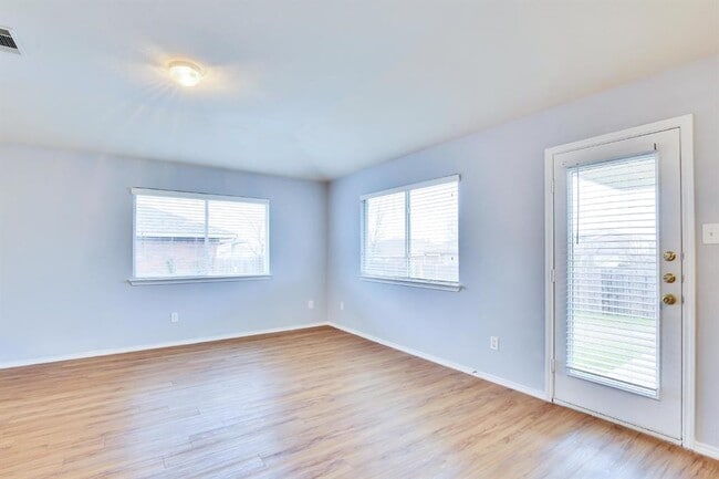 Building Photo - 1002 Remington Dr