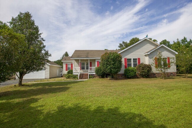 Building Photo - "Charming 3-Bedroom Home with 2 Full Bathr...