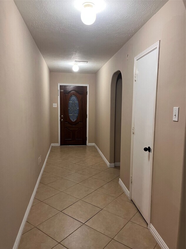 Building Photo - 10910 Thorncliff Dr