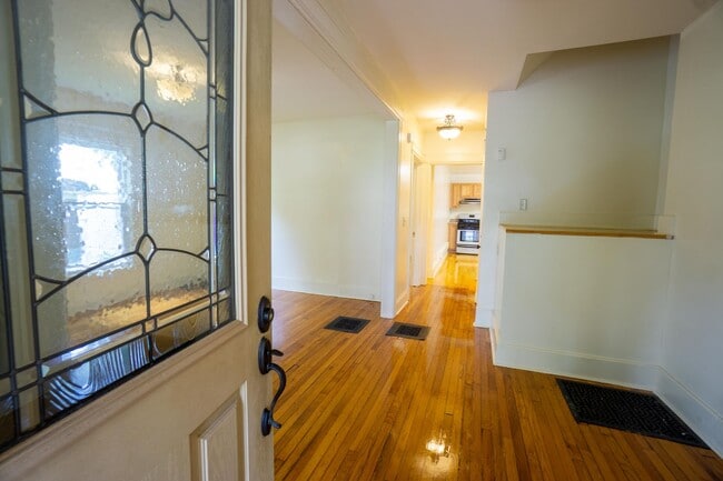 Building Photo - Bright, Open , First Floor Flat With Front...