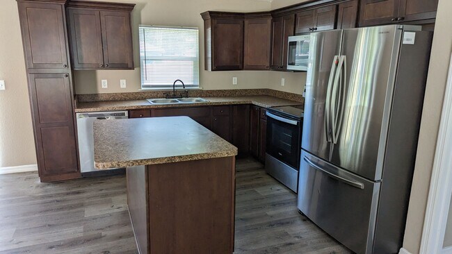 Foto del edificio - 4 Bedroom 2 Bath in Summerfield Florida