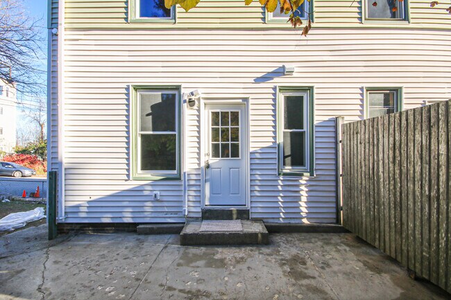 Building Photo - 255 York St