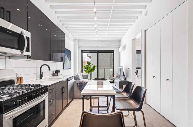 Foto del edificio - 1220 W. Jackson - New Apartments Available...