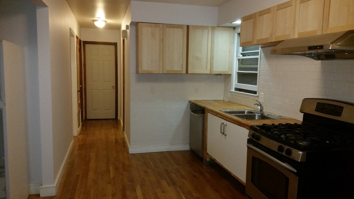 Primary Photo - 176 Beacon Ave