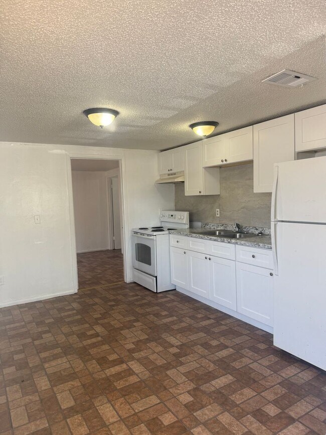 Foto del edificio - 3 bedroom 2 bath duplex