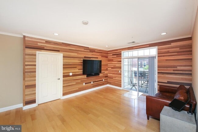 Building Photo - 300 W Elm St