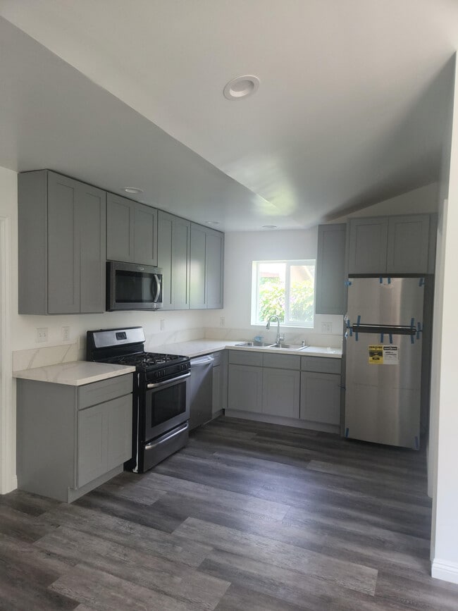 Building Photo - 1221 W 47th St