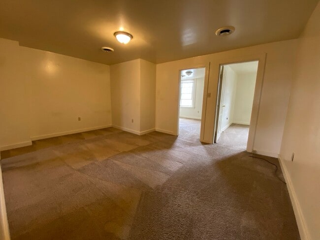 Foto del edificio - Stunning Two Bedroom Apartment with Ample ...