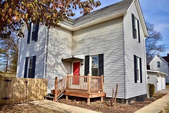 Building Photo - 415 S Oak St
