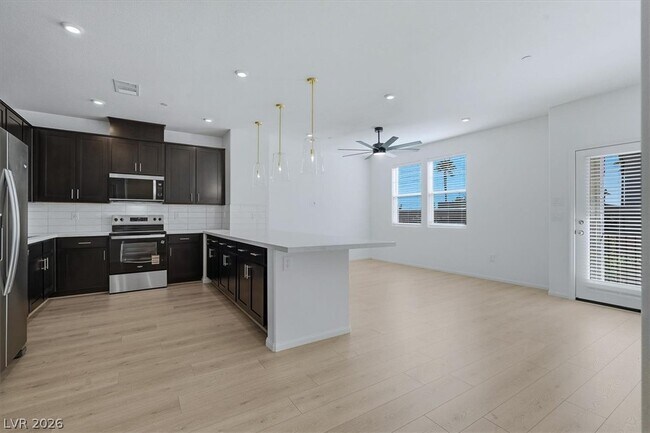 Foto del edificio - 8667 Luxuriant Ave