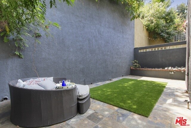 Foto del edificio - 8738 Wonderland Ave