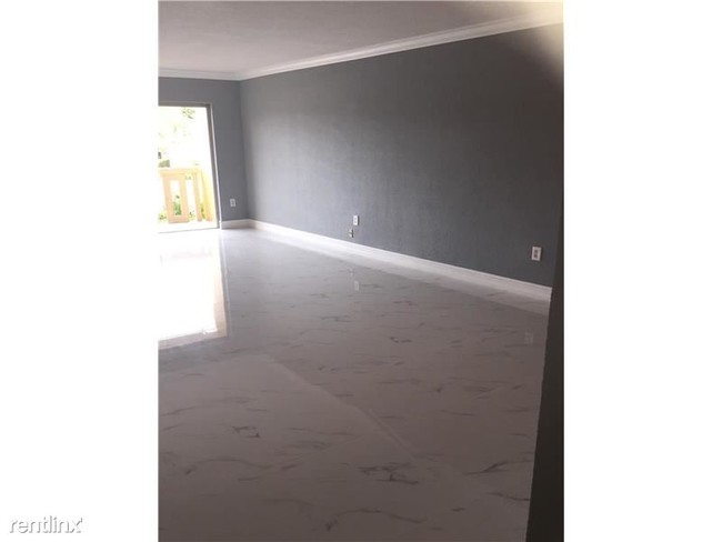 Building Photo - 7430 Miami Lakes Dr