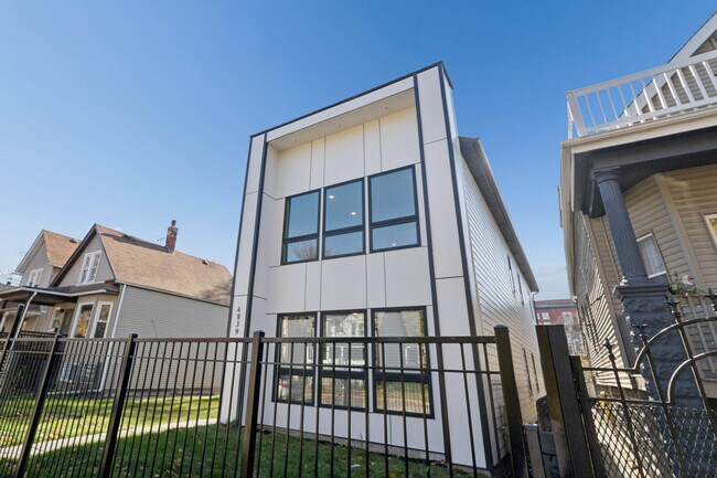 Foto del edificio - 4839 W Huron St