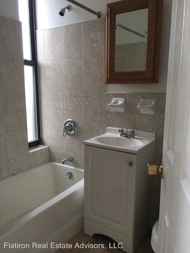 Foto del edificio - 615 E 189th St