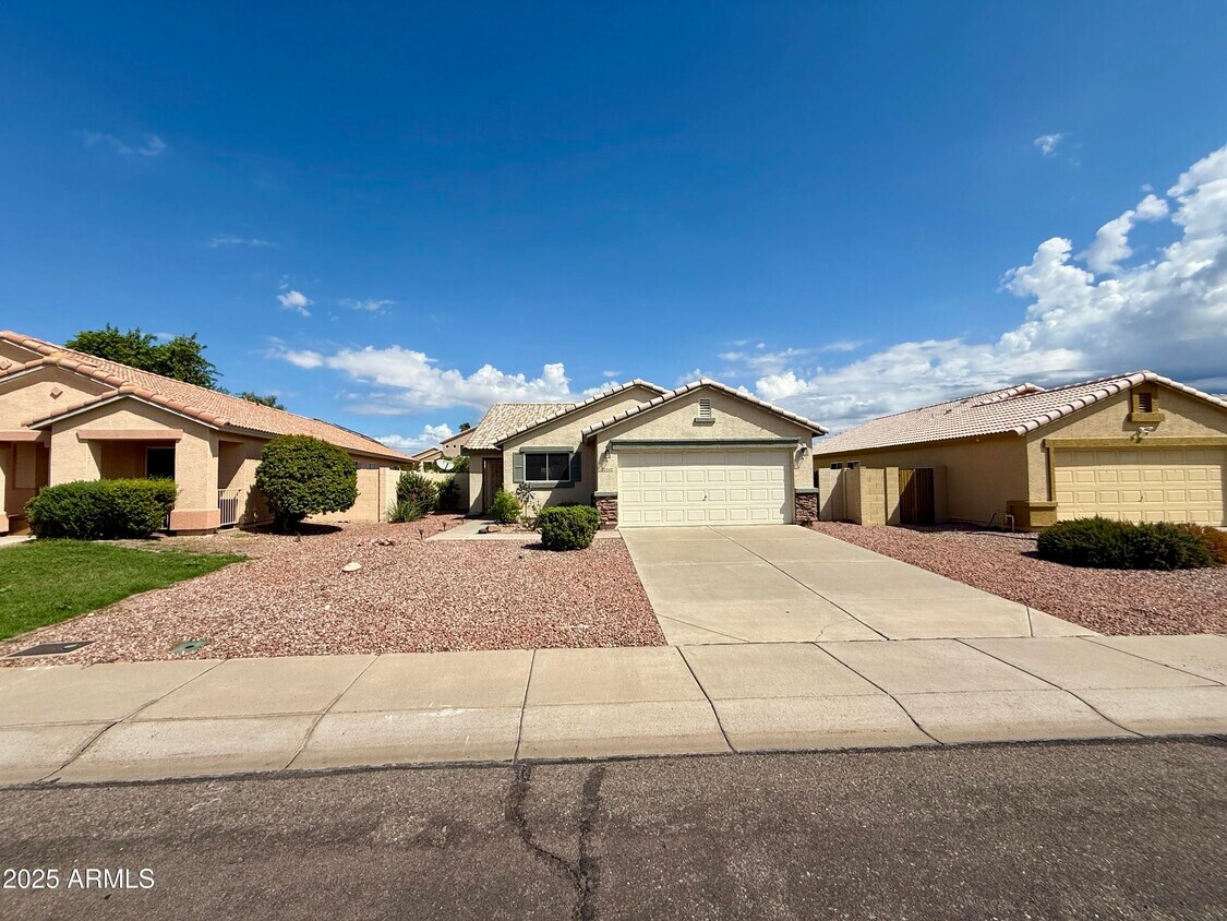 Foto principal - 15444 W Banff Ln