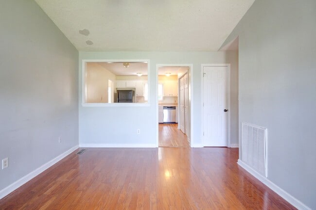 Building Photo - Close to Post!