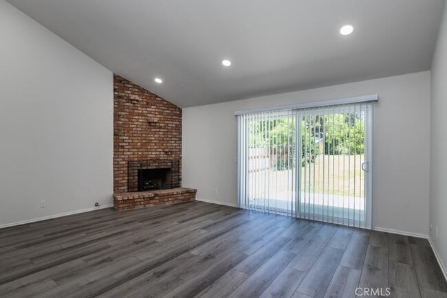 Foto del edificio - 25040 Everett Dr