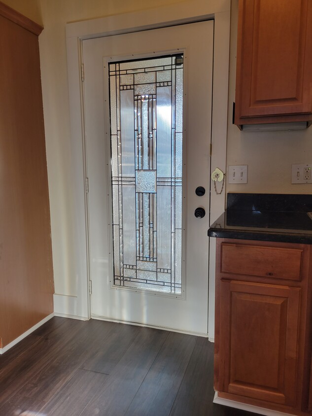 Patio door / Kitchen - 1017 11th St