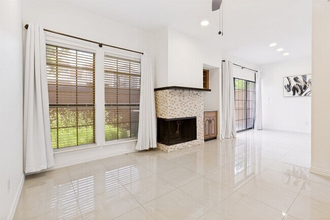 Foto del edificio - 5100 Verde Valley Ln