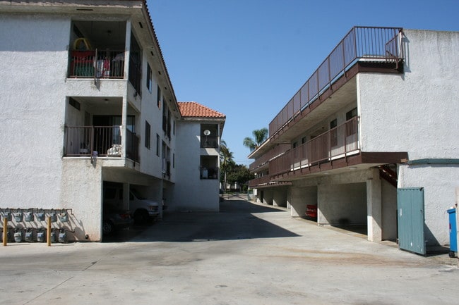 Building Photo - 2540 W Lincoln Ave