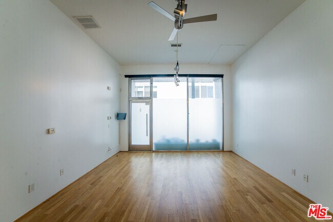 Foto del edificio - 8 Brooks Ave