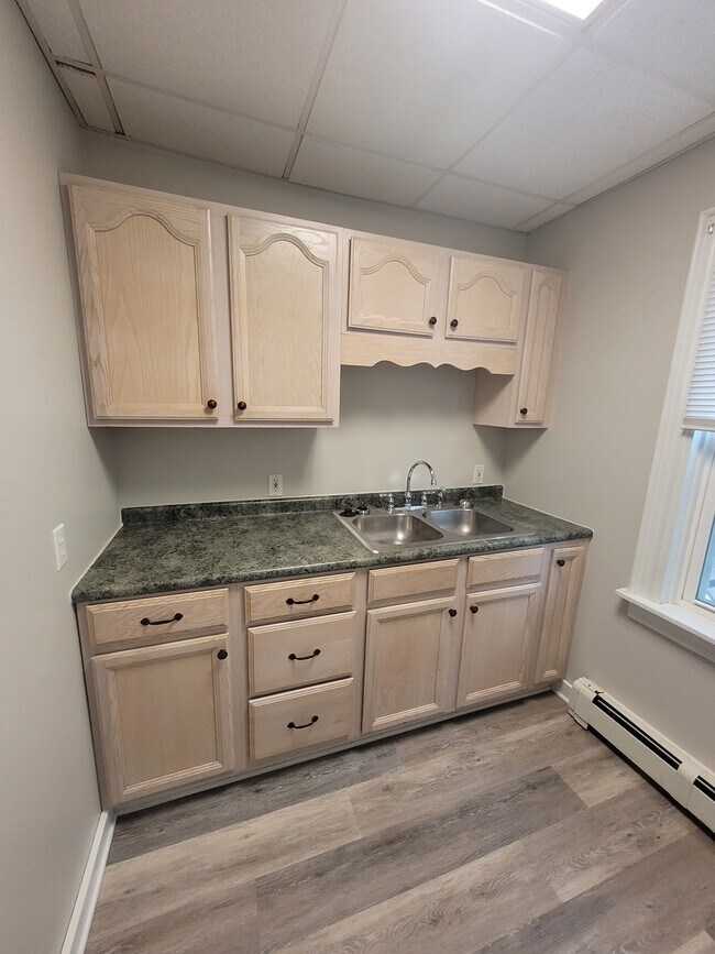 Building Photo - 225 Pleasant St