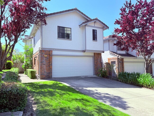 Foto del edificio - Charming and Move-in Ready, 3BD/2.5BA, Two-Story Townhome in Canyon Green at Canyon Lakes in San ...