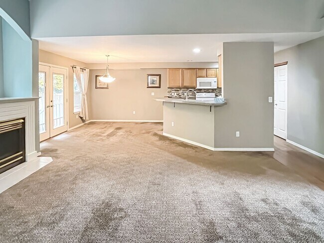 Foto del edificio - 3 bed/2bath Spacious Home with Soaring Ceilings and Main-Level Primary Suite