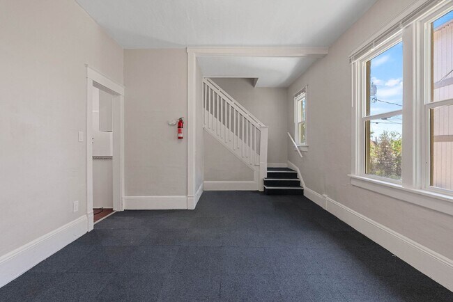 Foto del edificio - Renovated 5 Bed, 2 Bath House + Office EWU Off Campus Housing! AVAILABLE 7/20!