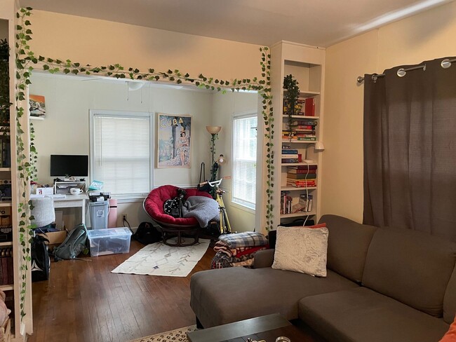 Building Photo - Two Bedroom Cottage in Five Points