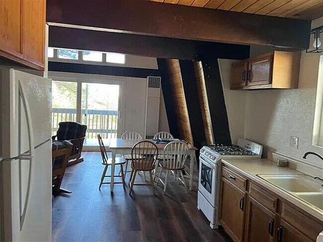 Building Photo - HOME IN RUNNING SPRINGS